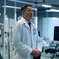 男人团健康顾问李博士在运动医学实验室进行体能评估，专业白大褂背景
